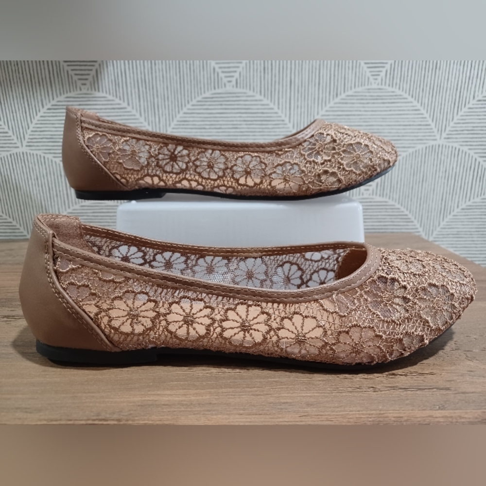 Elegant Lace Ballet Flats in Tan